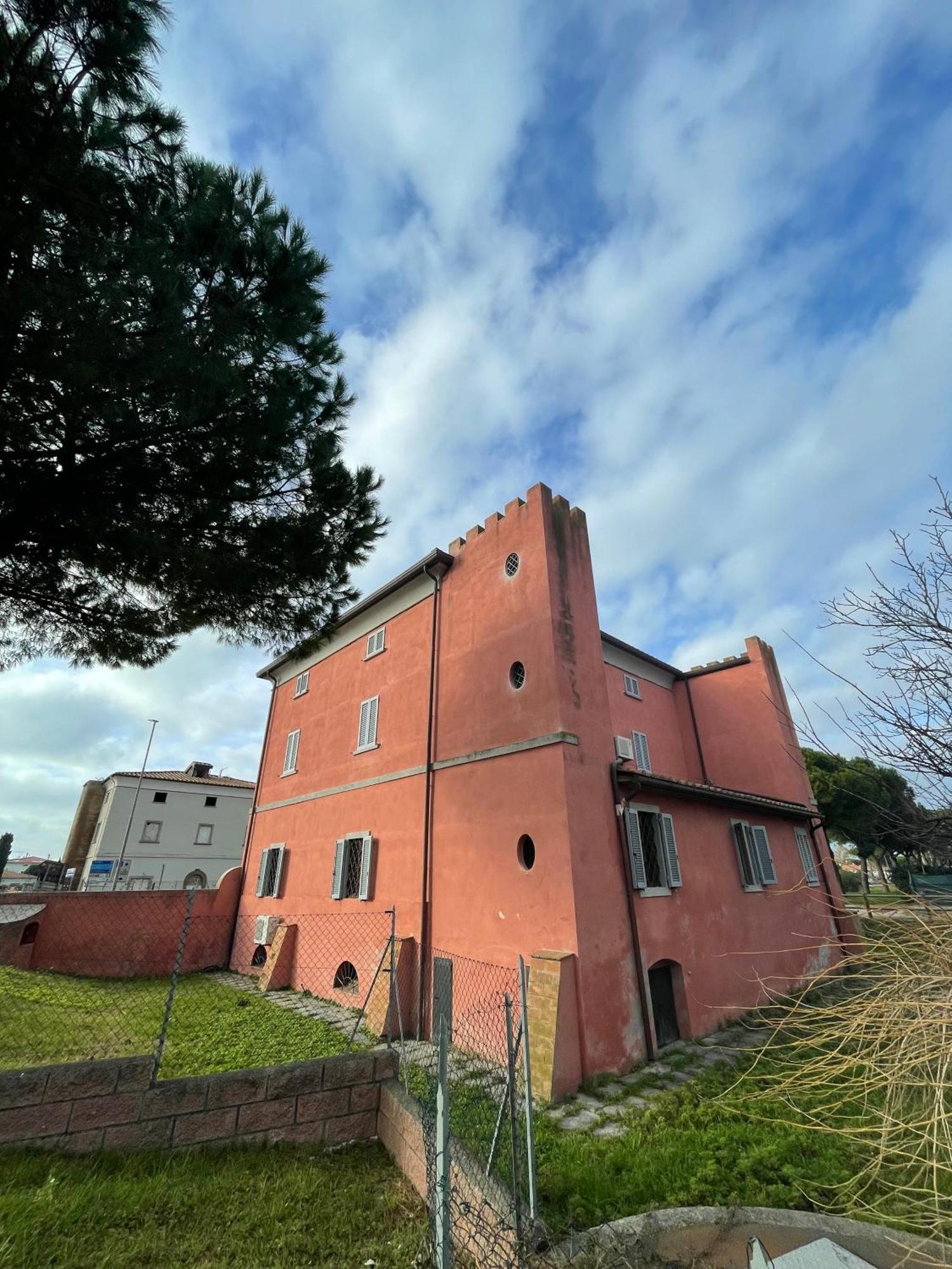 Casa Vacanze Le Due Torri Vada Exterior foto