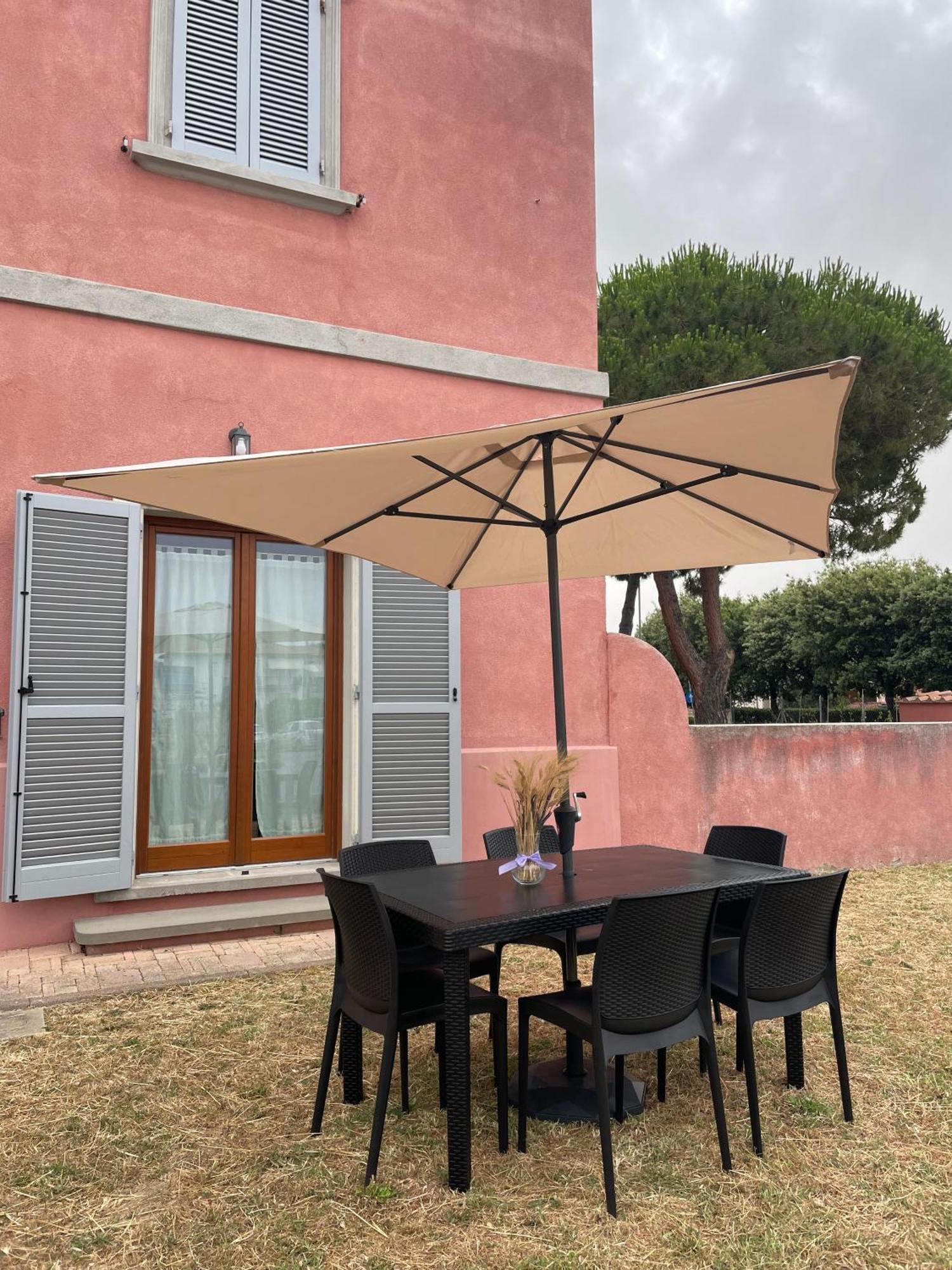 Casa Vacanze Le Due Torri Vada Exterior foto